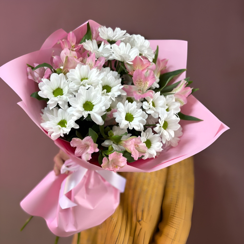 Букет «Поцелуй бабочки» нежность белых хризантем и розовых альстромерий Электросталь Московская область