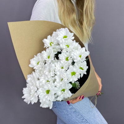 Букет из 5 белых хризантем в крафте – лаконичная элегантность Электросталь Московская область
