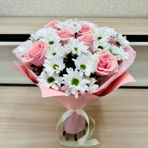 Букет «Ягодное Рафаэлло» – нежность розовых роз и белых хризантем Электросталь Московская область
