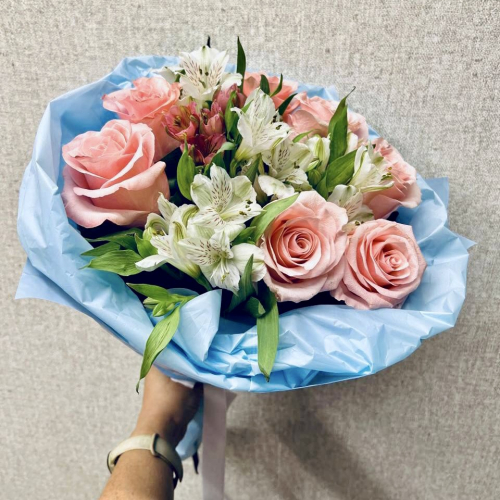 Букет «Фреш» – нежность розовых роз и белых альстромерий Электросталь Московская область