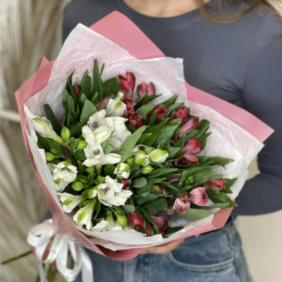 Букет «Люблю»– страсть и чистота в красно-белых альстромериях Электросталь Московская область