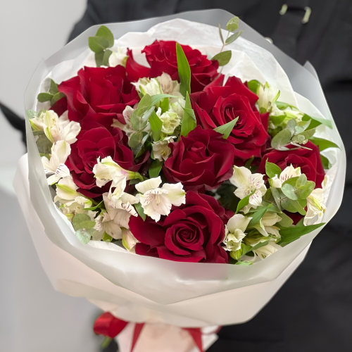 Букет «Любимой» – 7 эквадорских роз и белых альстромерий Электросталь Московская область