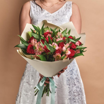 Букет «Нежность слов» — гармония красных роз и нежных альстромерий Электросталь Московская область