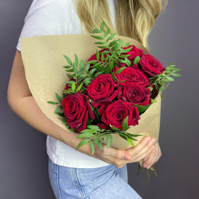 Букет из 9 красных роз с фисташкой – гармония страсти и свежести Электросталь Московская область